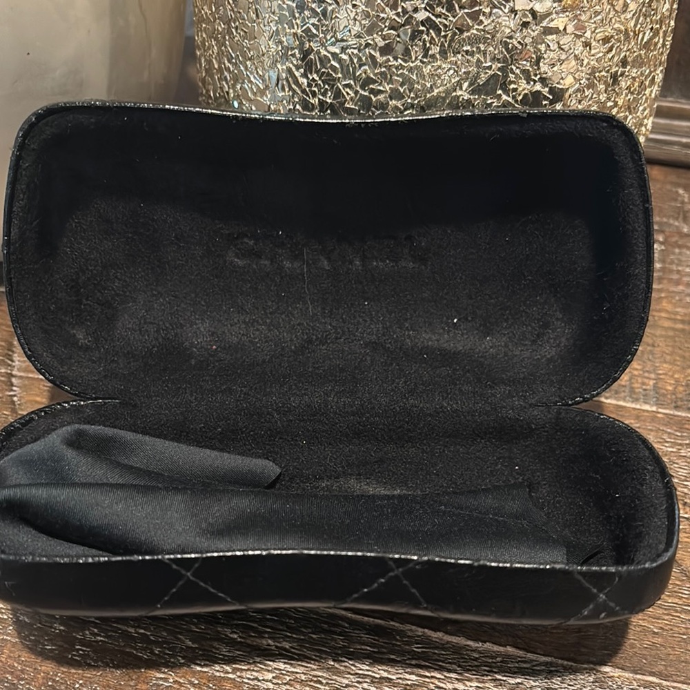 CHANEL Black Quilted Leather sunglasses case - Picture 2 of 6